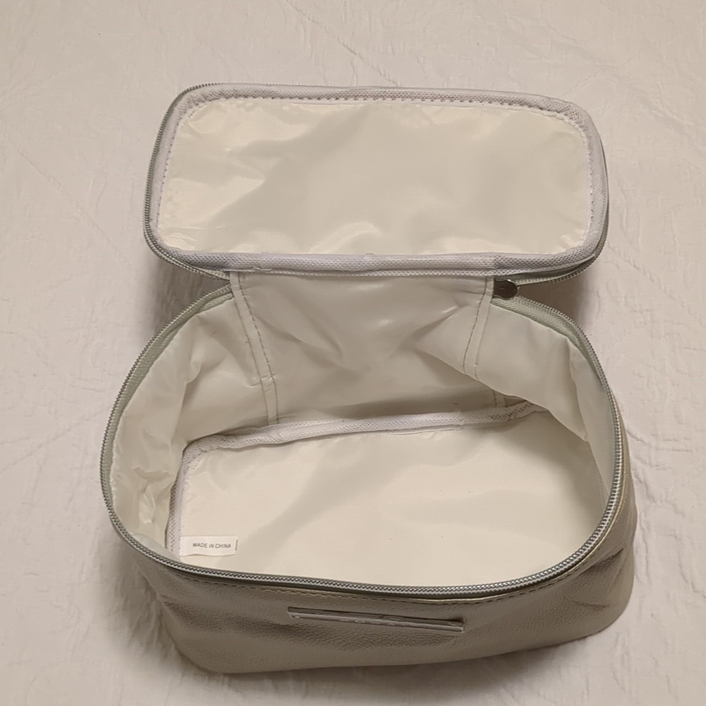 NWT - Travel Vanity Case - Picture 6 of 8